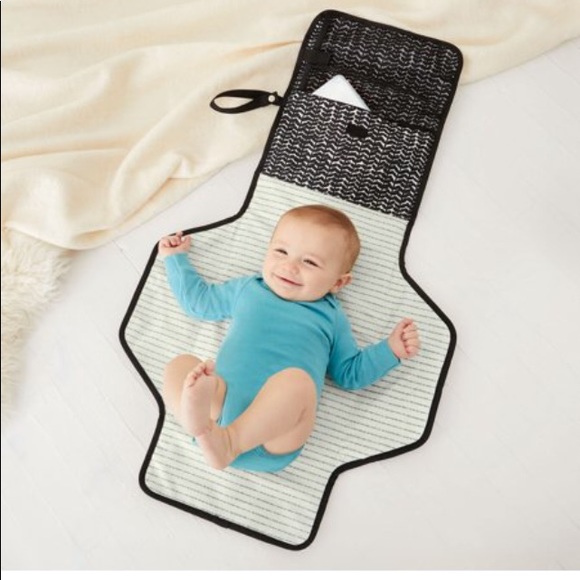 SKIP HOP DIAPER & WIPE CARRIER W/ CHANGING PAD - Picture 15 of 16